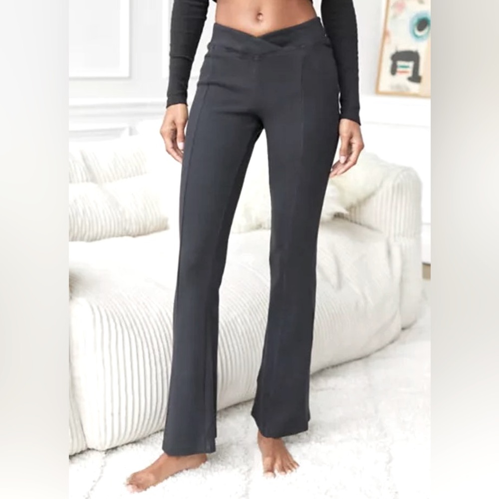 🐦‍⬛ UO Out From Under Lola V Front Ribbed Flare Pant